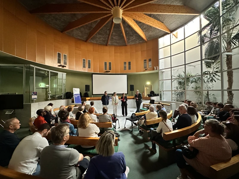 Rencontre avec le public après une projection dans une salle circulaire à Meaux.
