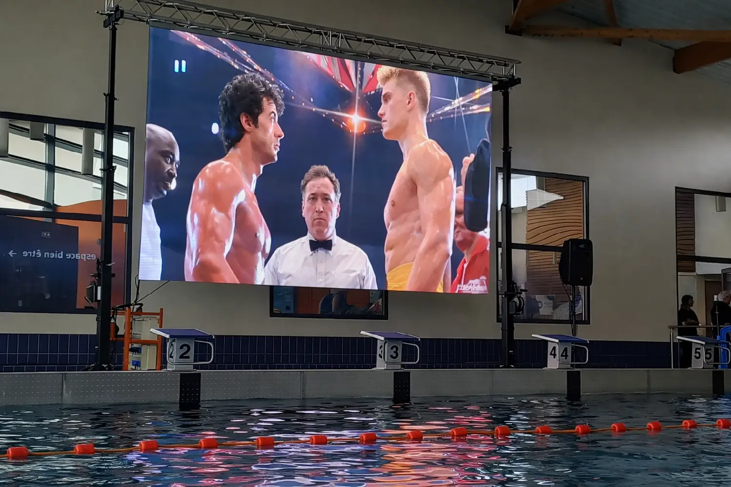 Comment organiser une séance de cinéma en piscine ?