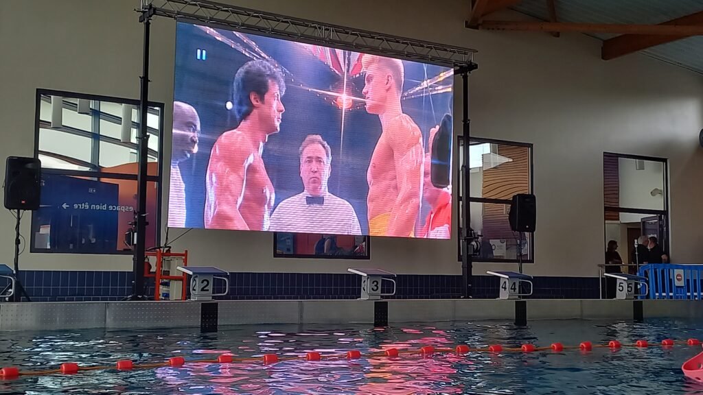 cinema piscine sur écran LED